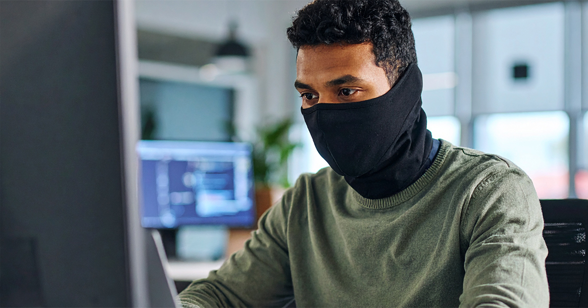 Desainer profesional bekerja di studio Vandalish Bekasi