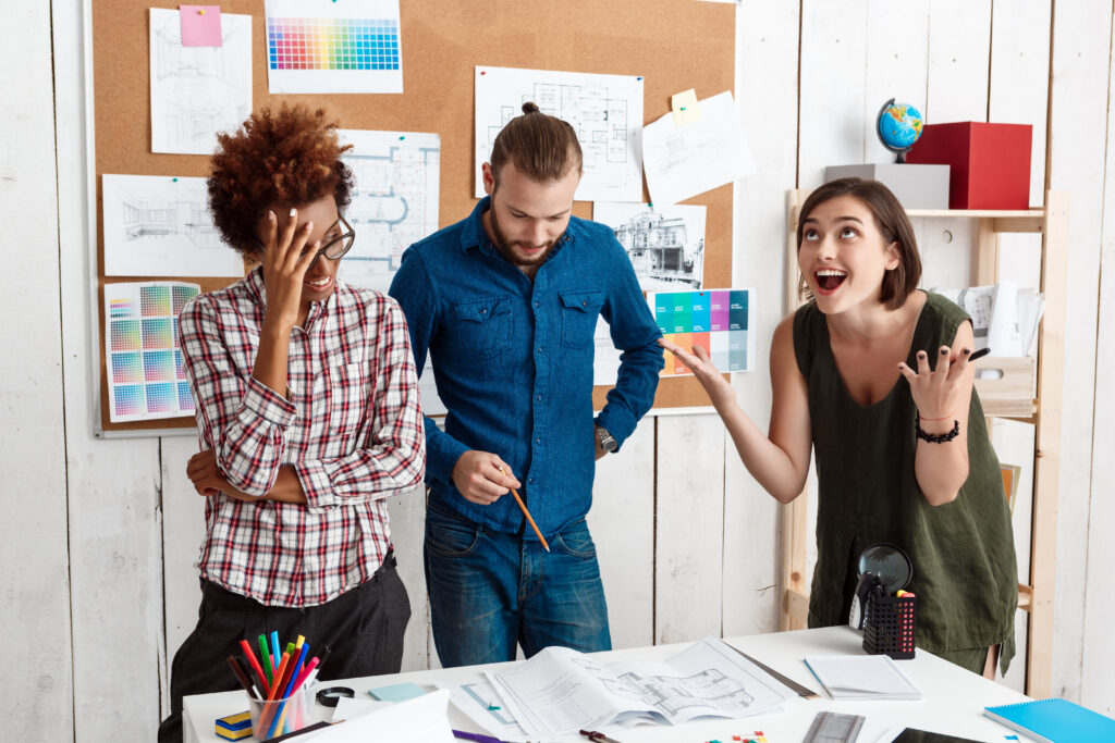 Ilustrasi lowongan desainer grafis yang missmatch — layar laptop menampilkan job posting dengan requirements tidak masuk akal dari recruiter