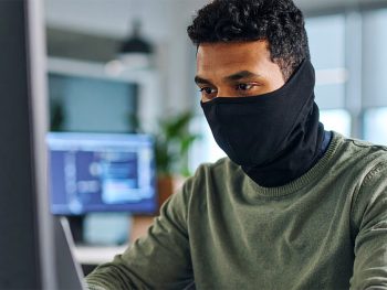 Desainer profesional bekerja di studio Vandalish Bekasi